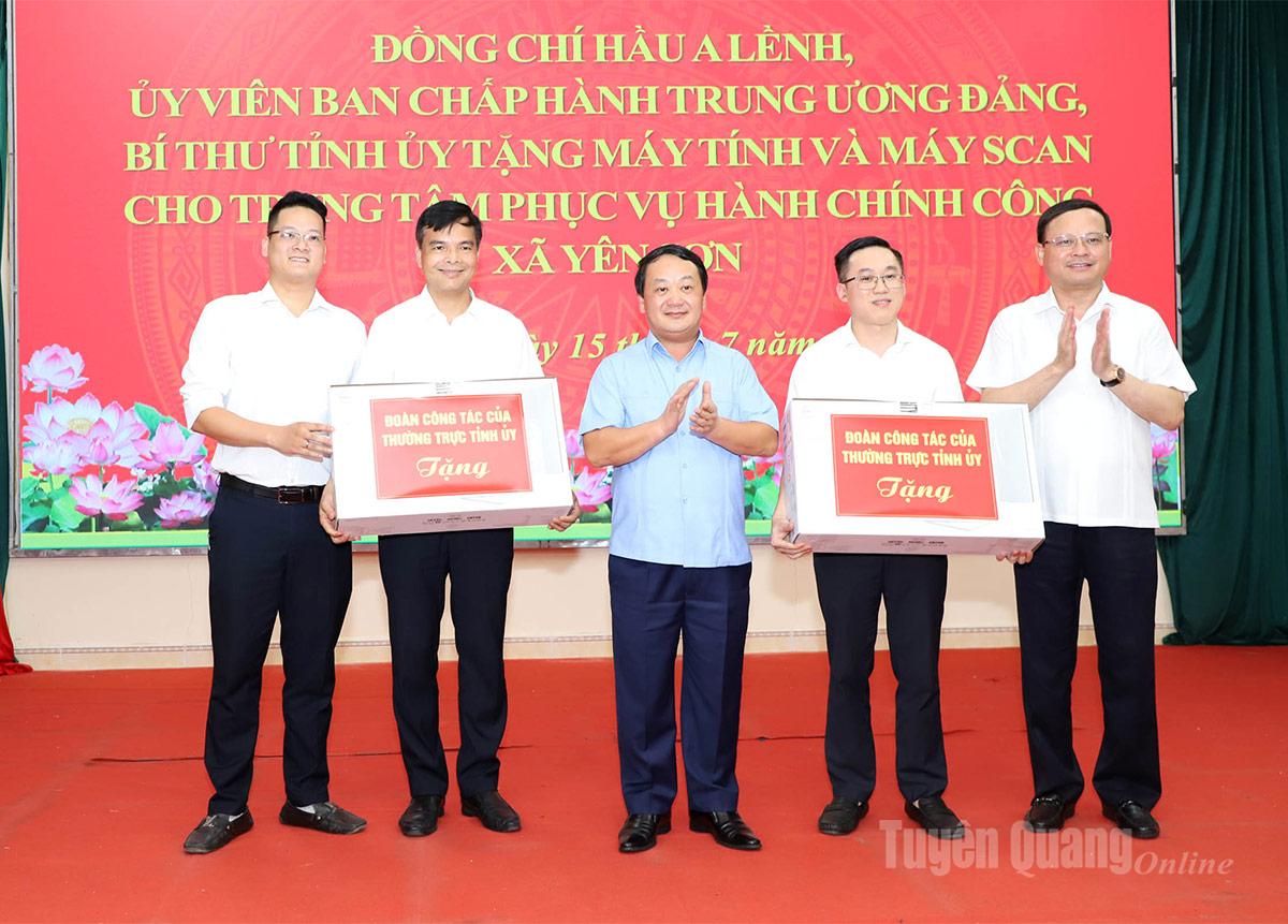 Bí thư Tỉnh ủy Hầu A Lềnh tặng quà Trung tâm phục vụ hành chính công xã Yên Sơn.