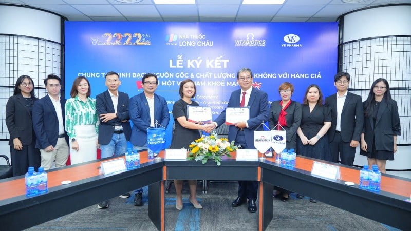 Đại diện Hệ thống nhà thuốc Long Châu ký kết hợp tác cùng đại diện Vitabiotics (Anh). 