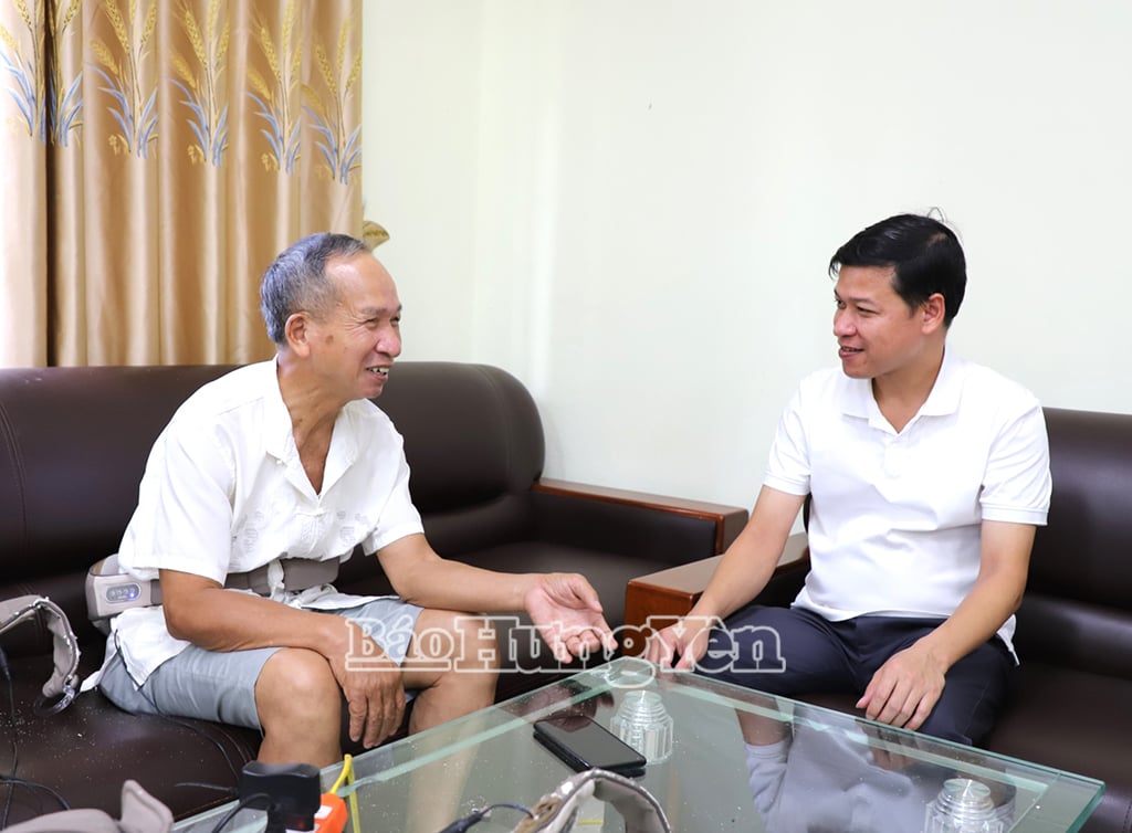 Cán bộ Trung tâm điều dưỡng, chăm sóc người có công tỉnh thăm hỏi, động viên thương binh