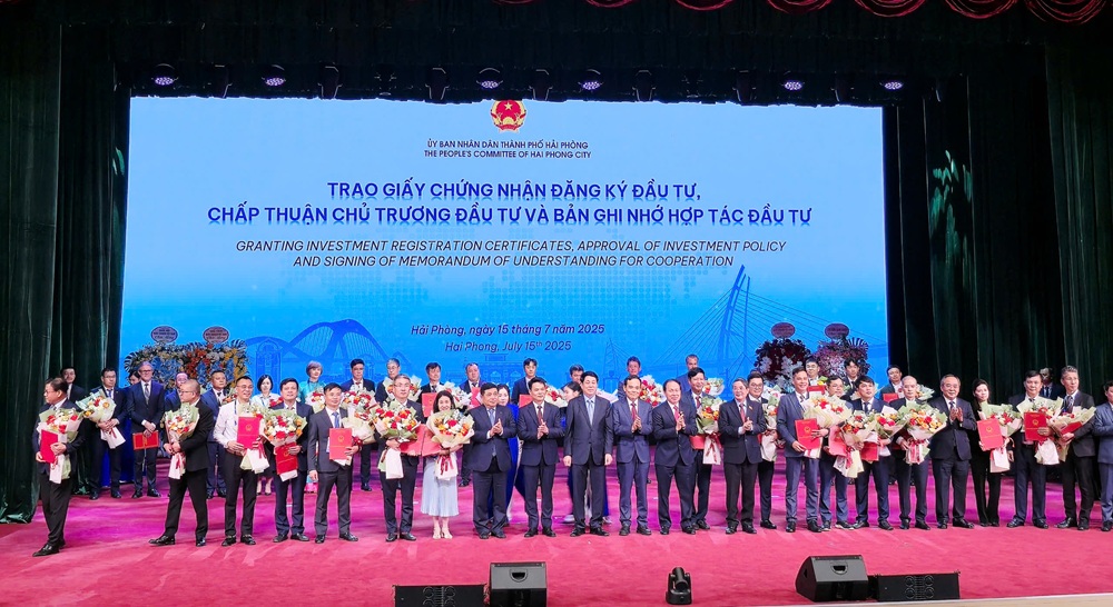 Hai Phong City granted Investment Registration Certificates to 32 investment projects and 7 investment cooperation memorandums with a total investment capital of over 15.6 billion USD. Photo: Thanh Son
