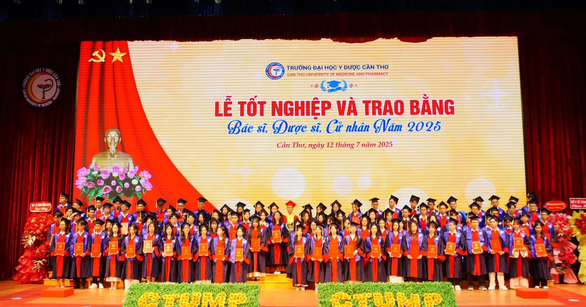 សាកលវិទ្យាល័យវេជ្ជសាស្ត្រ និងឱសថ Can Tho បានផ្តល់សញ្ញាបត្រដល់និស្សិតបញ្ចប់ការសិក្សាថ្មីជាង 1,500