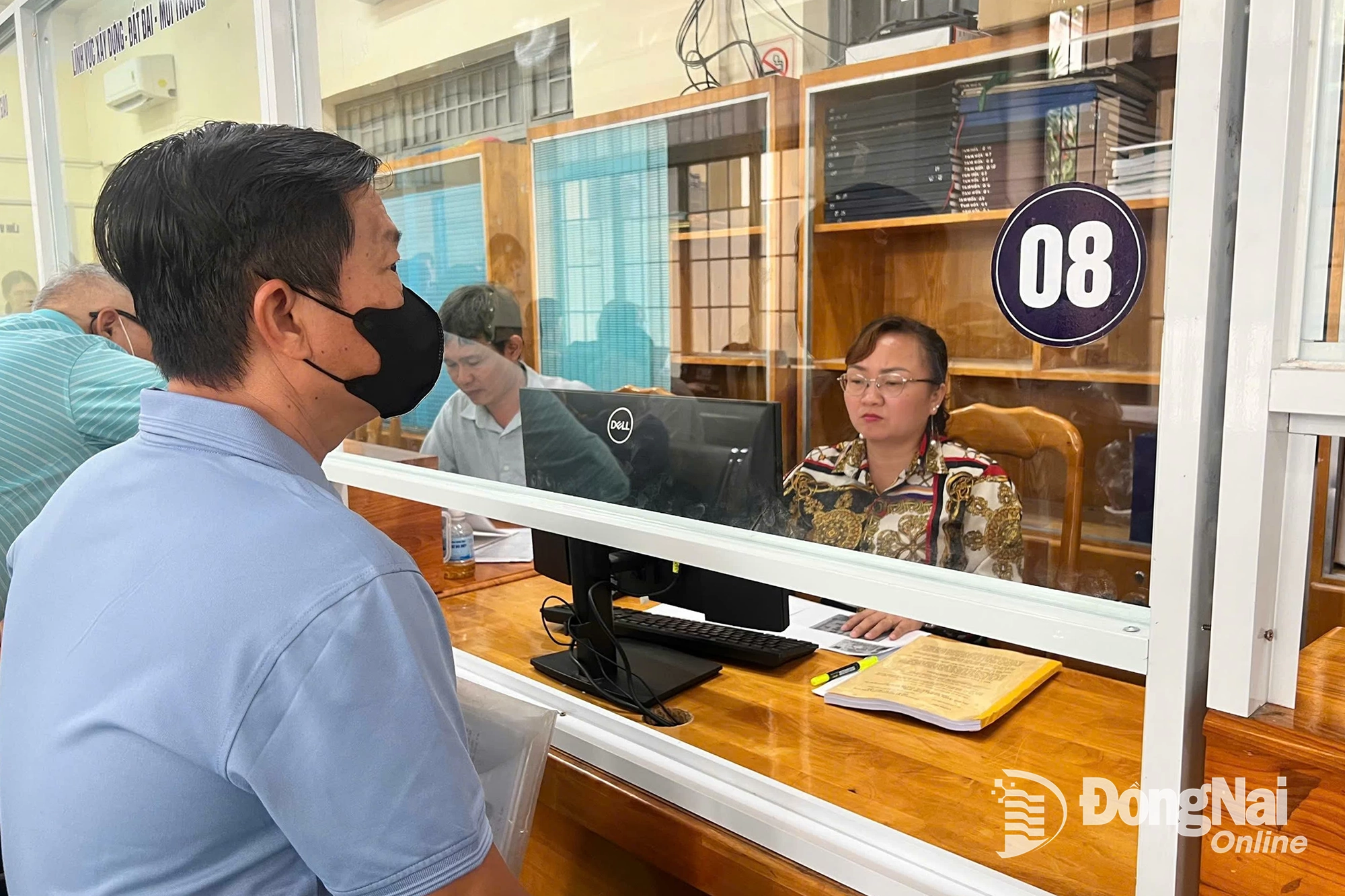 Người dân đến giải quyết thủ tục hành chính tại Trung tâm Phục vụ hành chính công phường Tam Hiệp. Ảnh: Hà Lê