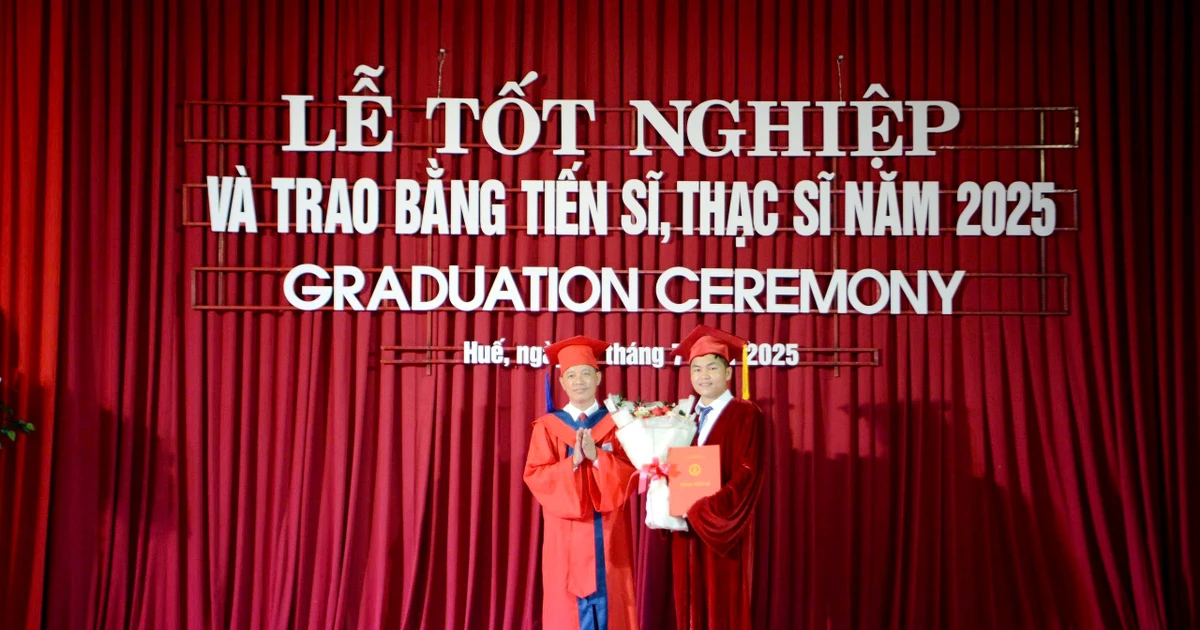 Hue University of Education awarded degrees to more than 300 PhDs and Masters