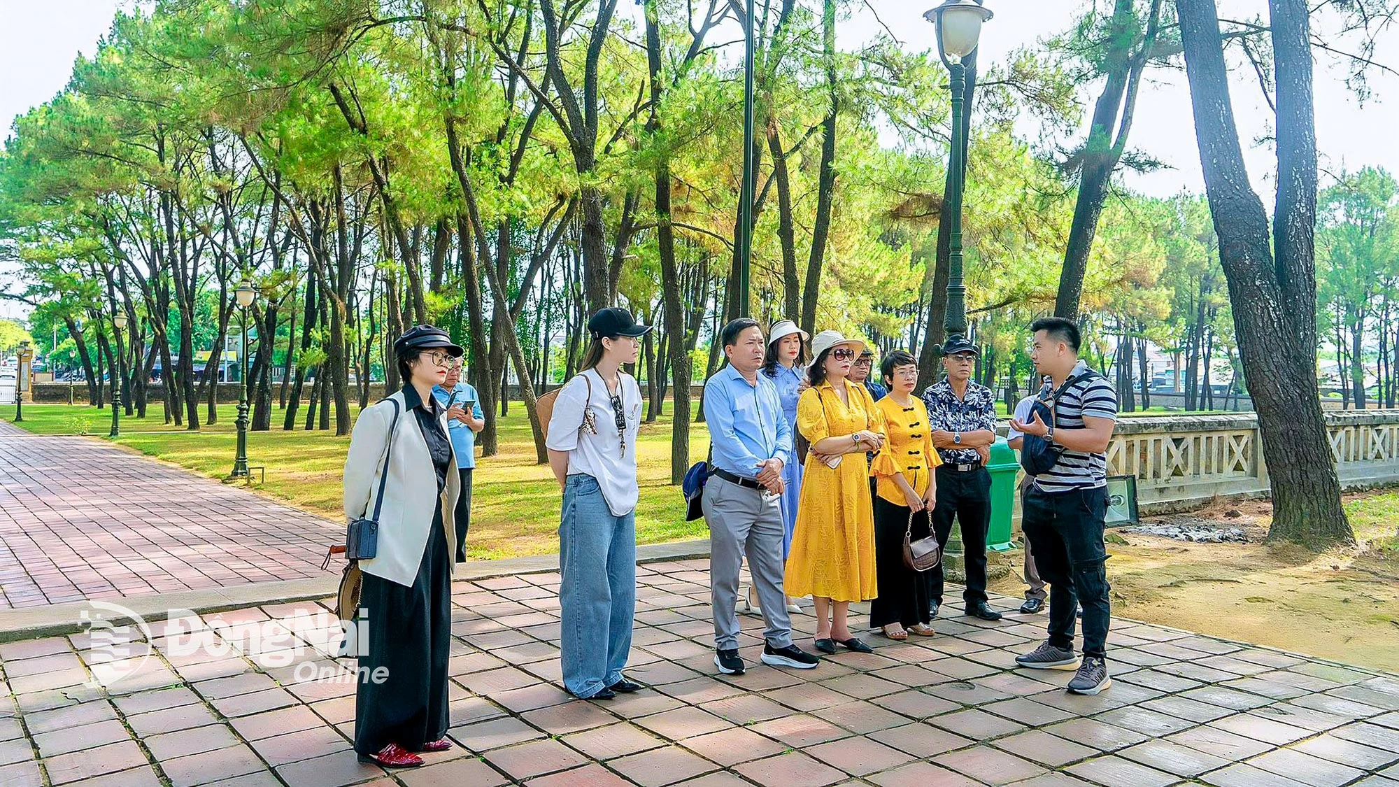 Văn nghệ sĩ Đồng Nai tham gia thực tế sáng tác tại thành phố Huế tháng 6-2025. Ảnh: Bùi Chinh
