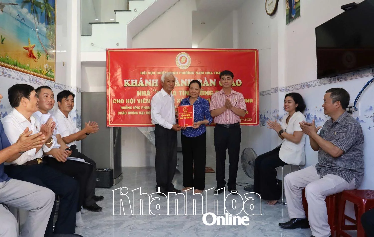 Leaders of the Veterans Association of Nam Nha Trang ward presented the decision to hand over the house to the family of member Nguyen Xun.