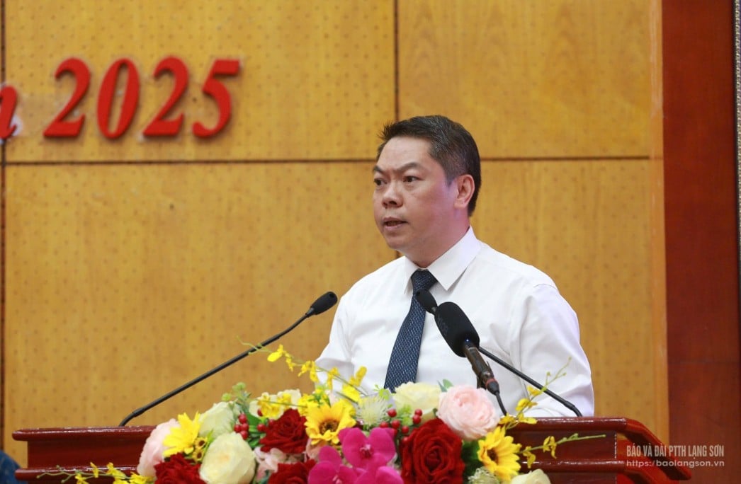 Đồng chí Đoàn Thanh Sơn, Phó Chủ tịch UBND tỉnh phát biểu giải trình tại kỳ họp