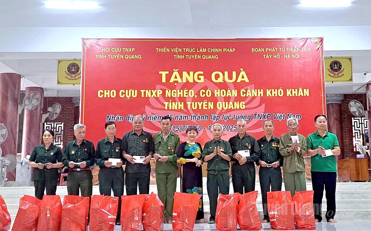 The Provincial Association of Former Youth Volunteers coordinated with the Thien Tam Phuc Duc group (Hanoi) and Truc Lam Chinh Phap Zen Monastery to express gratitude and present gifts to 60 members in especially difficult circumstances.