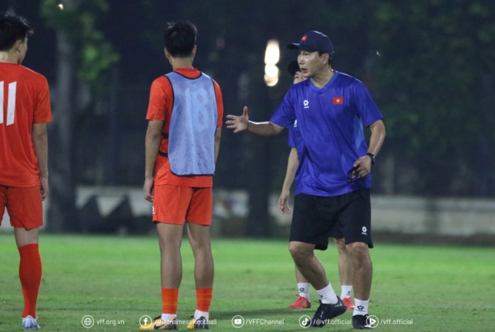 U23 Việt Nam hứng khởi trong buổi tập đầu tiên ở Indonesia - 2