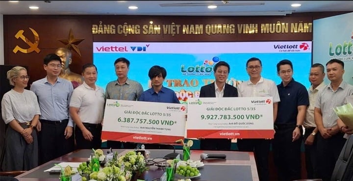 Deux personnes ont remporté le jackpot de plusieurs dizaines de milliards de dongs, mais ne portaient pas de masque. Photo : Luong Bang.