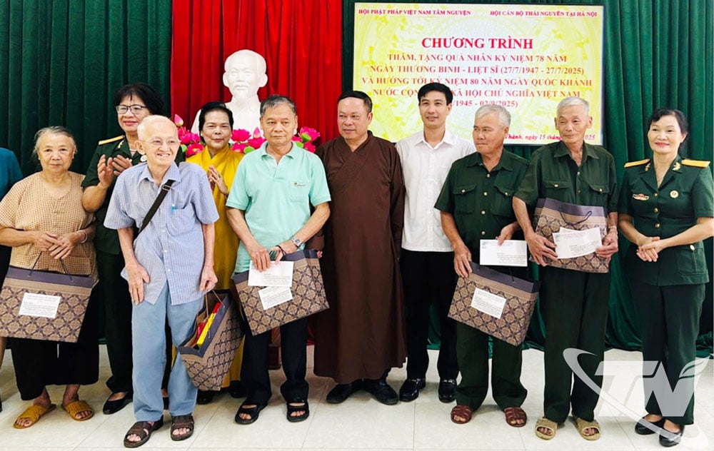 គណៈប្រតិភូបានជូនអំណោយដល់ប្រជាពលរដ្ឋដែលមានសេវាបុណ្យកុសល។