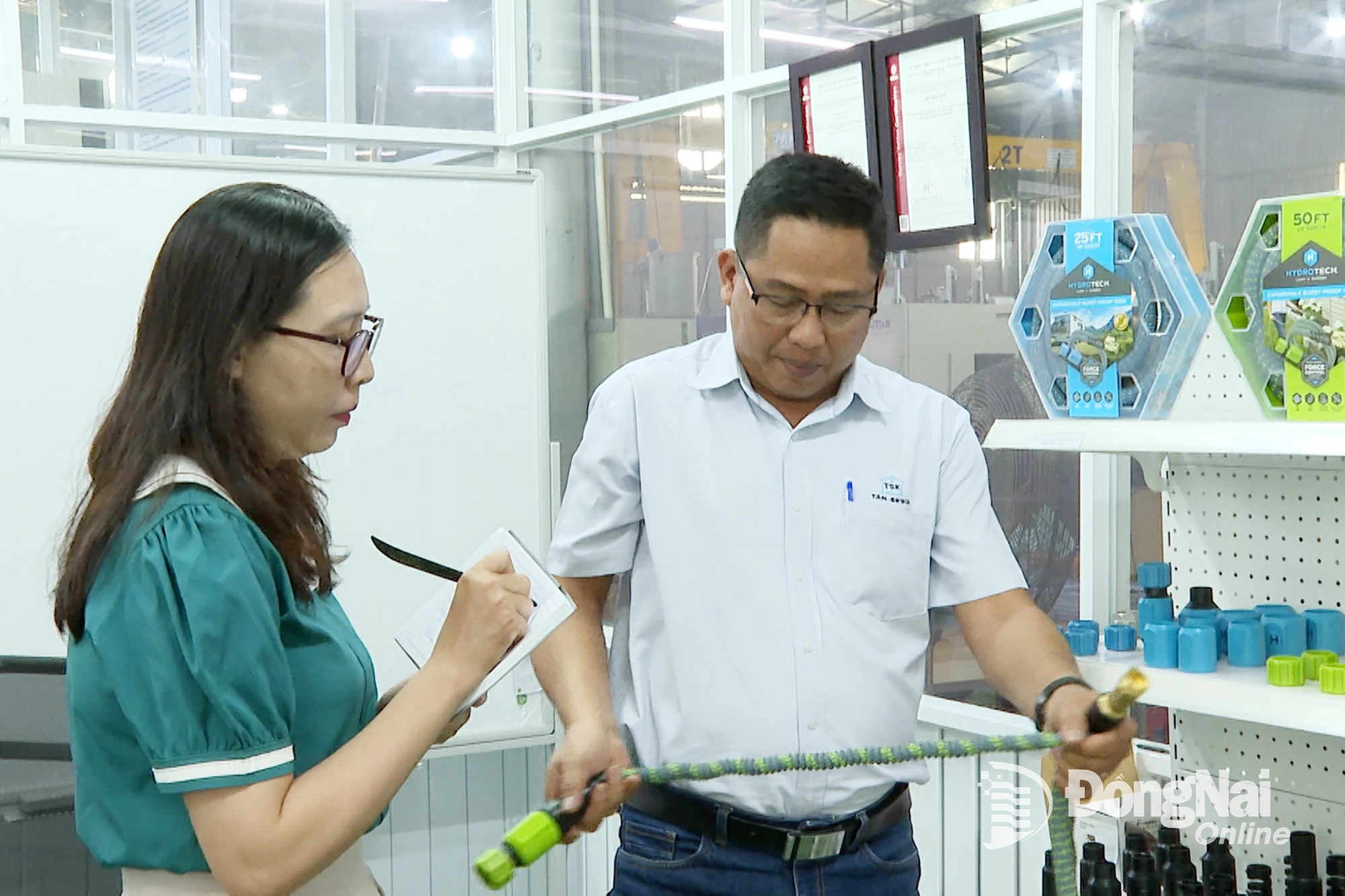 Ông Lương Minh Liêm giới thiệu các sản phẩm với phóng viên