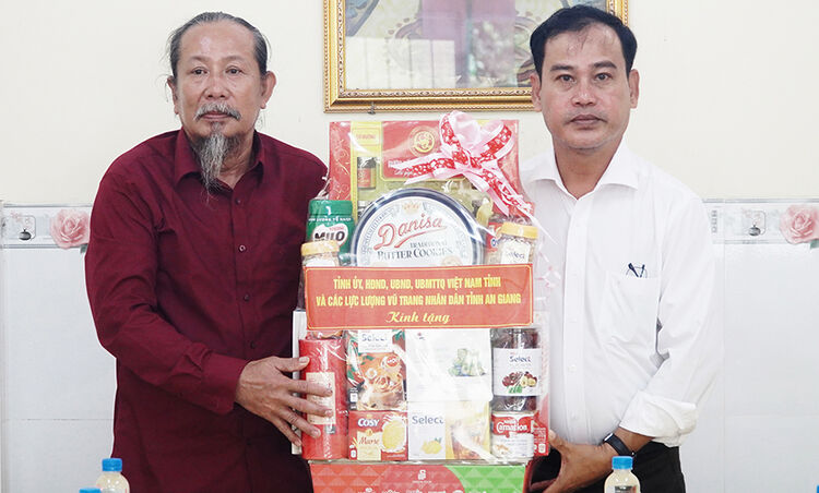 អញ្ជើញ​ចុះ​សួរសុខទុក្ខ និង​ប្រគេន​អំណោយ​ដល់​គណៈ​នាយក​សមាគម​ពុទ្ធសាសនិក​តា លន់ ហៀ ង៉ៀ