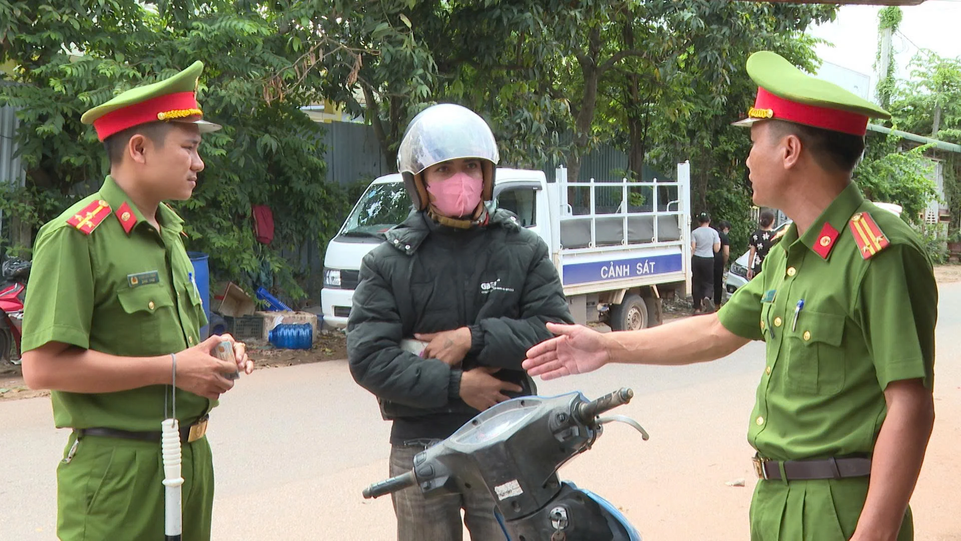 Vì an toàn giao thông vùng biên giới