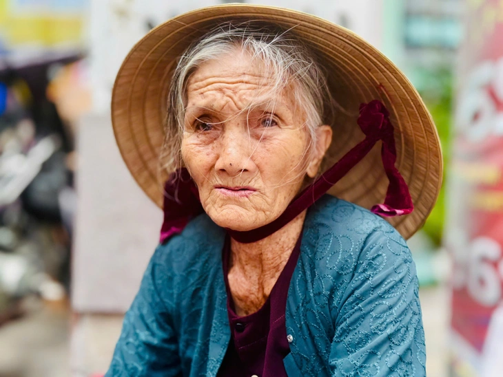 Bên hông Saigon Square có một gánh chè - Ảnh 5.