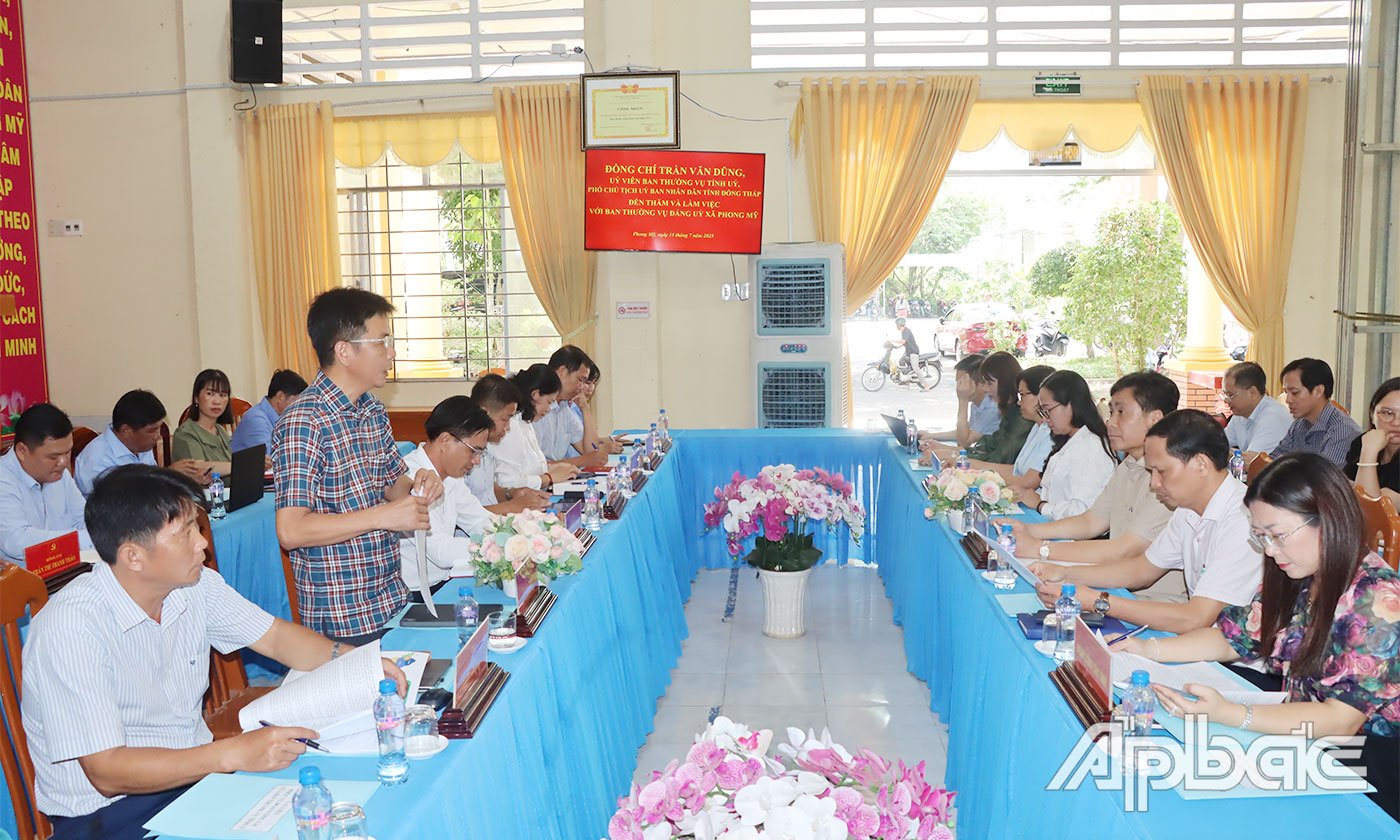 Lãnh đạo UBND xã Phong Mỹ báo cáo với Đoàn làm việc.