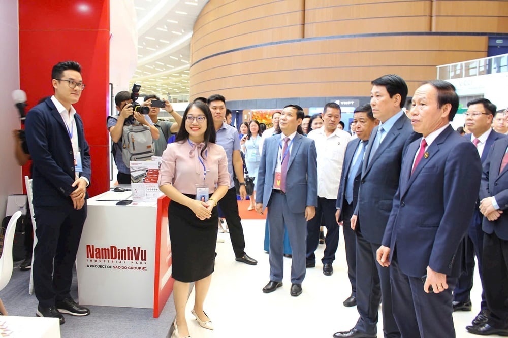 President Luong Cuong and delegates visited some typical economic models of the city such as DEEP C Industrial Park, Nam Dinh Vu.... Photo: Thanh Son