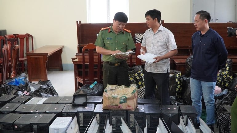 dai-ta-vu-van-dau-giam-doc-cong-an-tinh-kiem-tra-tang-vat-va-kich-ban-lua-dao-thu-giu-duoc-trong-chuyen-an-625t.jpg