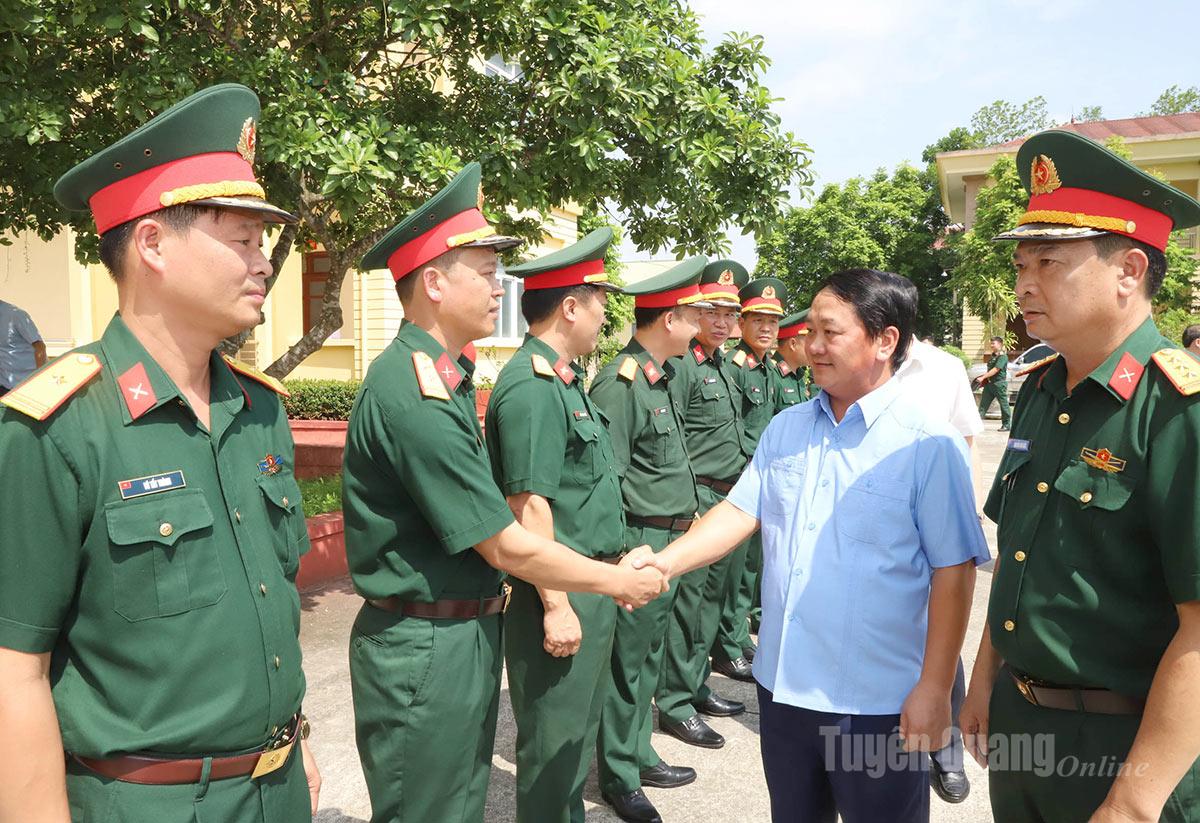 លេខាបក្សខេត្ត Hau A Lenh បានទៅសួរសុខទុក្ខ និងធ្វើការជាមួយនាយទាហាន និងទាហាននៃបញ្ជាការដ្ឋានការពារតំបន់៥ Yen Son។
