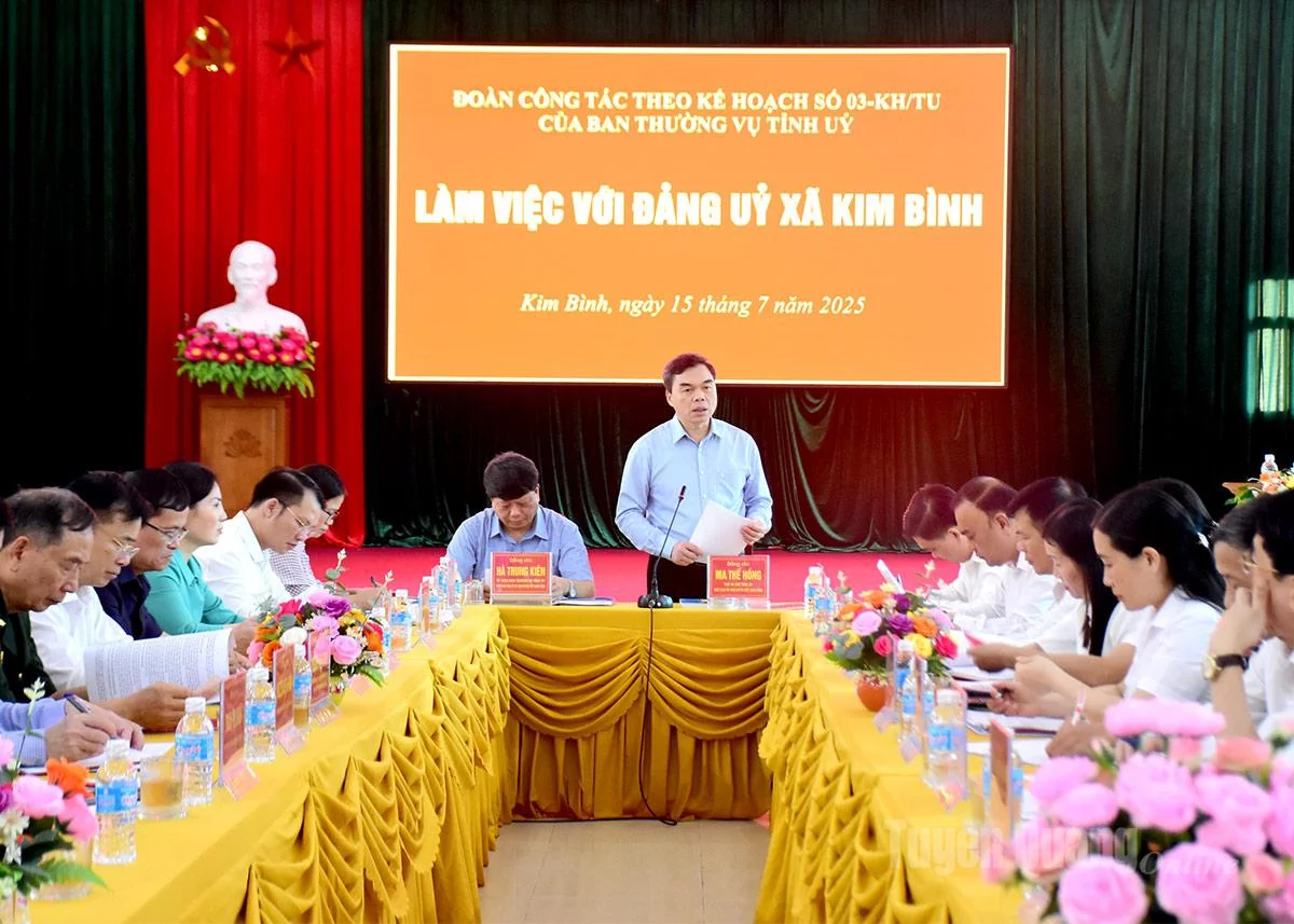 គណៈប្រតិភូបានធ្វើការជាមួយគណៈកម្មាធិការបក្សឃុំ Kim Binh។