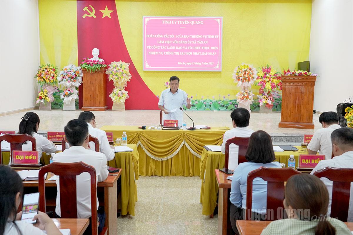 អនុប្រធានក្រុមប្រឹក្សាប្រជាជនខេត្ត Hau Minh Loi ធ្វើការជាមួយគណៈកម្មាធិការបក្សឃុំ Tan An។ រូបថត៖ Cao Huy
