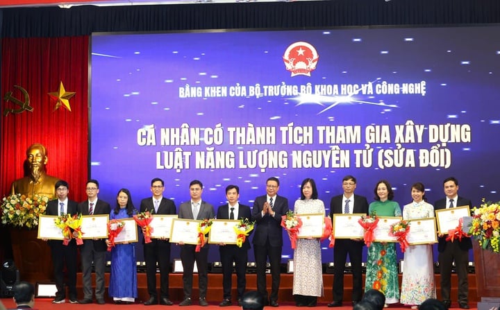 Vinh danh các tập thể, cá nhân tiêu biểu đóng góp vào hành trình lập pháp và chuyển đổi số ngành KH&CN - Ảnh 9.