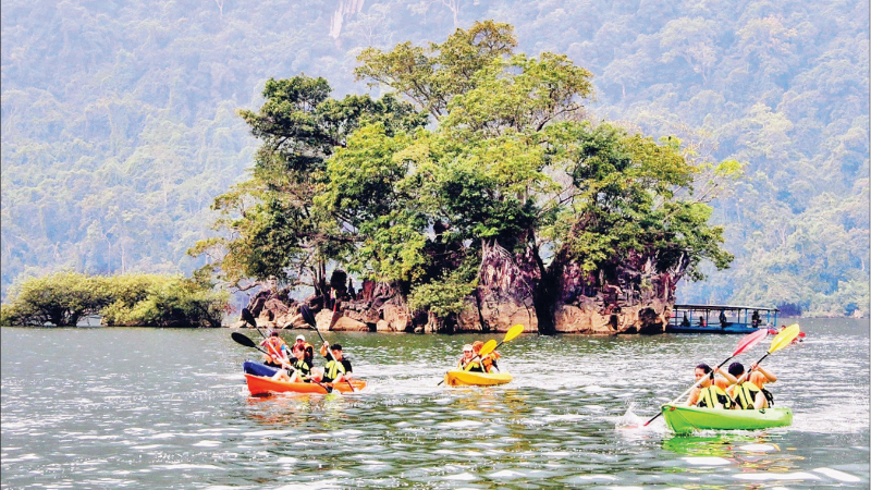 ជិះទូកកាយ៉ាក់នៅលើបឹង Ba Be ដ៏ស្រស់ស្អាត។ (រូបថត៖ HUONG DIU)