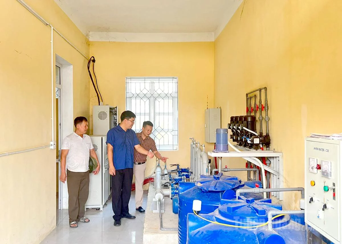 Cán bộ Trung tâm Nước sạch và Vệ sinh môi trường nông thôn kiểm tra công trình cấp nước xã Nhữ Hán.