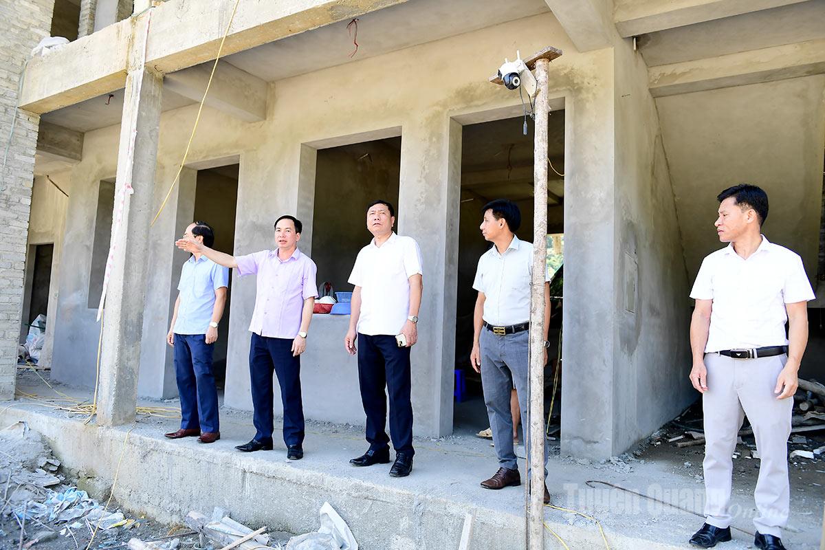 Đồng chí Phùng Tiến Quân, Uỷ viên Ban Thường vụ Tỉnh uỷ, Trưởng ban Nội chính Tỉnh ủy, Trưởng đoàn công tác số 7 kiểm tra tiến độ xây dựng trụ sở làm việc của Công an xã Côn Lôn.