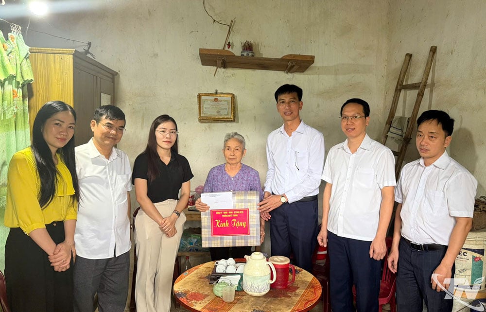 Hiệp hội Doanh nghiệp nhỏ và vừa tỉnh Thái Nguyên, cùng phường Quyết Thắng tặng quà gia đình khó khăn xã Ngân Sơn (Thái Nguyên).