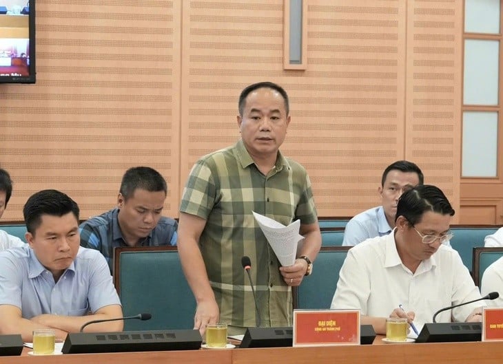 El teniente general Nguyen Thanh Tung, director del Departamento de Policía de Hanoi, habla en la reunión del Comité Popular de Hanoi con 126 comunas y barrios bajo su autoridad - Foto: M.P.