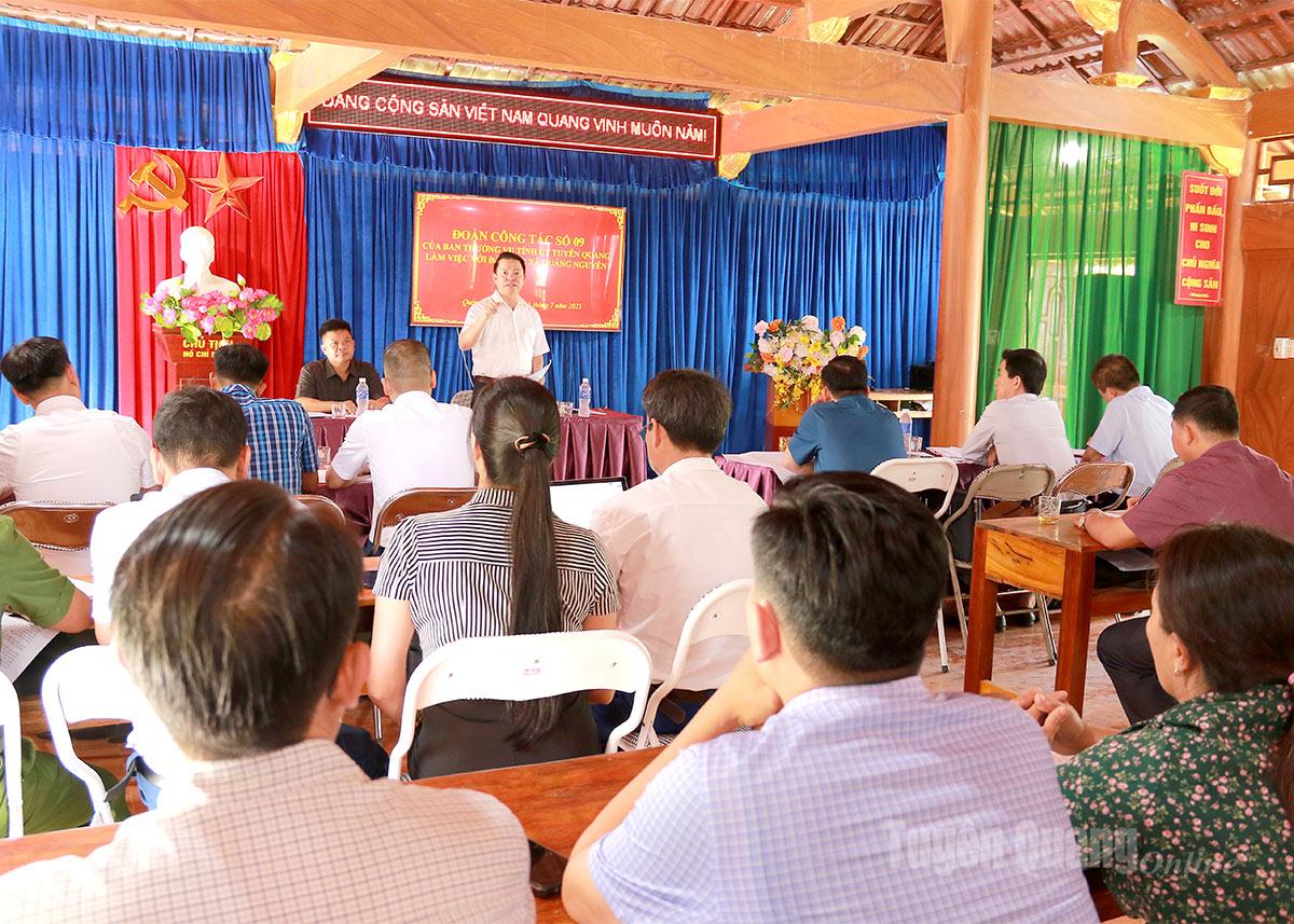 គណៈប្រតិភូការងារលេខ ០៩ នៃគណៈកម្មាធិការអចិន្ត្រៃយ៍បក្សខេត្ត បានធ្វើការជាមួយគណៈកម្មាធិការបក្សឃុំ Quang Nguyen។ រូបថត៖ Hoang Ngoc