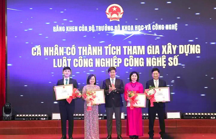Vinh danh các tập thể, cá nhân tiêu biểu đóng góp vào hành trình lập pháp và chuyển đổi số ngành KH&CN - Ảnh 11.