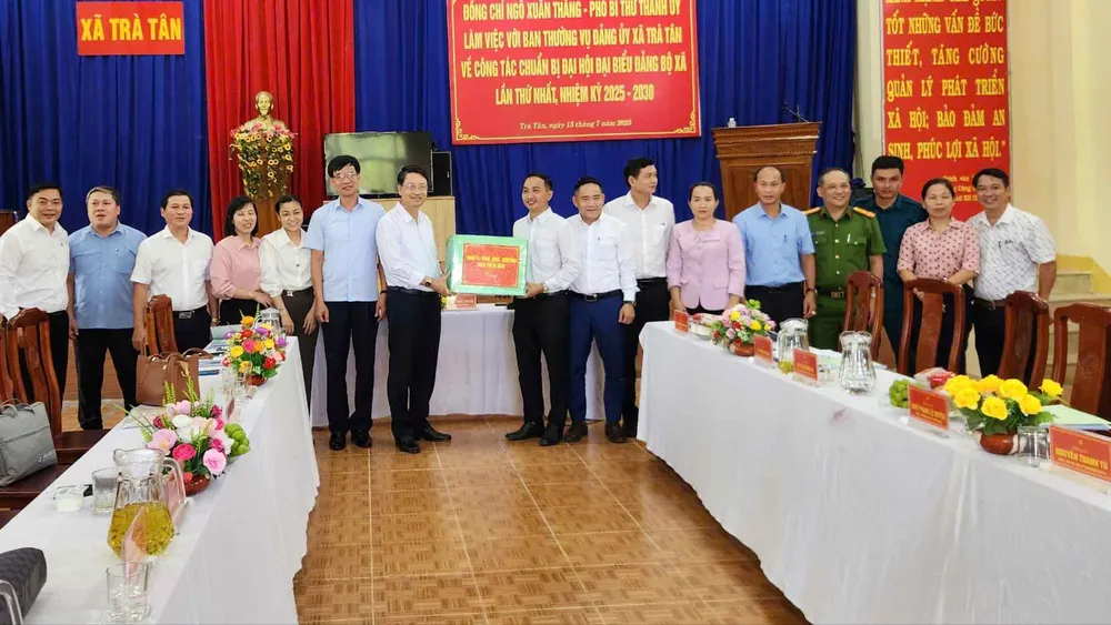 លោក Ngo Xuan Thang លេខារងគណៈកម្មាធិការបក្សទីក្រុង Da Nang និងគណៈប្រតិភូបានជូនអំណោយដល់គណៈកម្មាធិការបក្សឃុំ Tra Tan។
