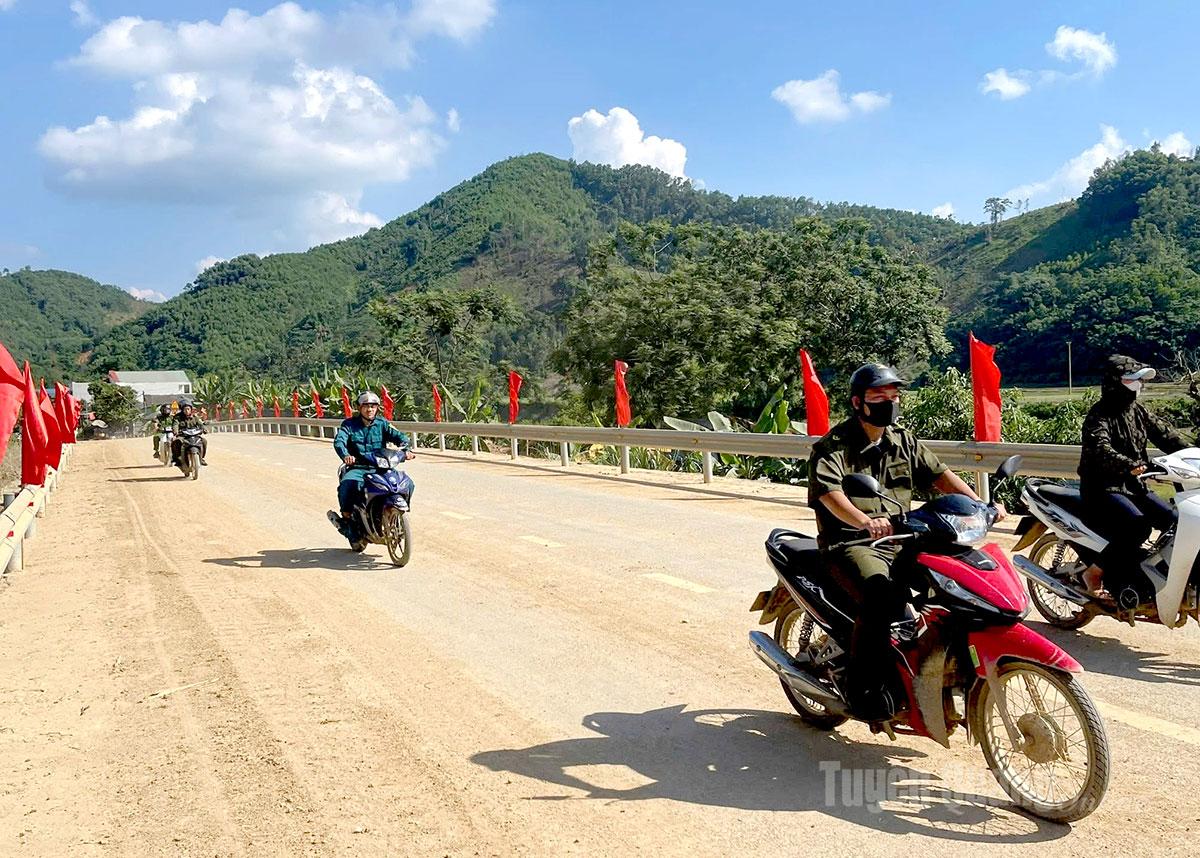 Ho-Chi-Minh-Straße durch die Gemeinde Hung Loi.