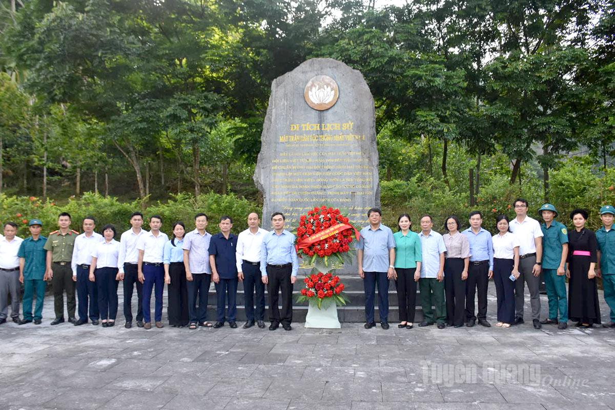 Đoàn công tác dâng hoa tại Bia Di tịch lịch sử Mặt trận dân tộc thống nhất Việt Nam tại thôn Nà Bó, xã Kiên Đài.