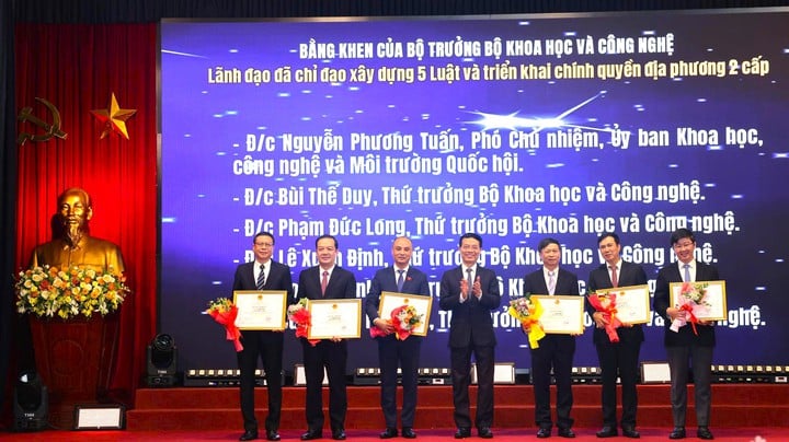 Vinh danh các tập thể, cá nhân tiêu biểu đóng góp vào hành trình lập pháp và chuyển đổi số ngành KH&CN - Ảnh 1.