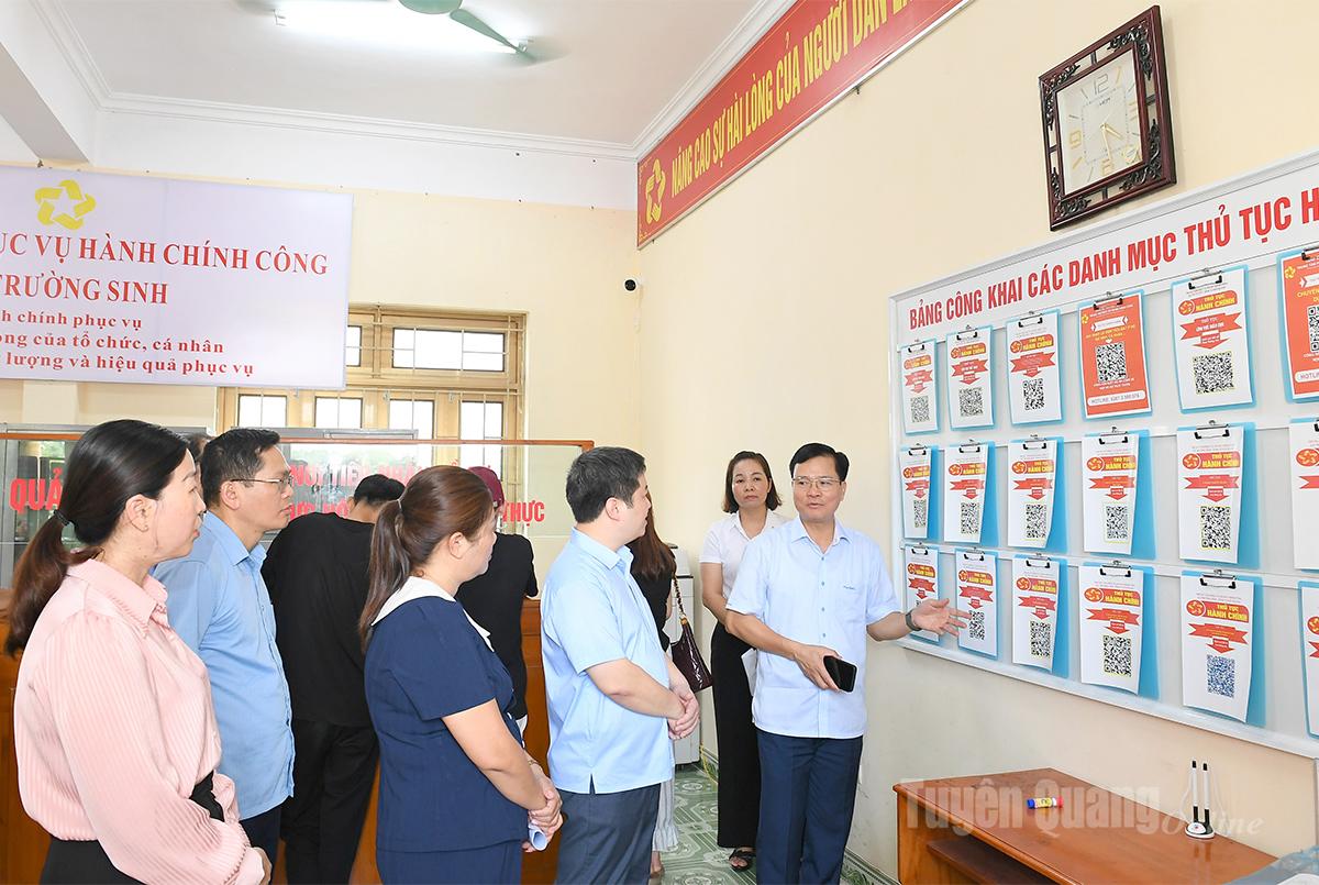 Đồng chí Trần Quang Minh, Ủy viên Ban Thường vụ Tỉnh ủy, Chủ nhiệm Ủy ban Kiểm tra Tỉnh ủy, Trưởng đoàn công tác số 8 của Ban Thường vụ Tỉnh ủy kiểm tra hoạt động tại Trung tâm phục vụ hành chính công xã Trường Sinh. Ảnh: Huy Hoàng