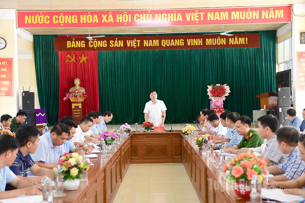 Đồng chí Phùng Tiến Quân, Ủy viên Ban Thường vụ Tỉnh ủy, Trưởng ban Nội chính Tỉnh ủy, Trưởng đoàn công tác số 7 phát biểu tại buổi làm việc với xã Côn Lôn.