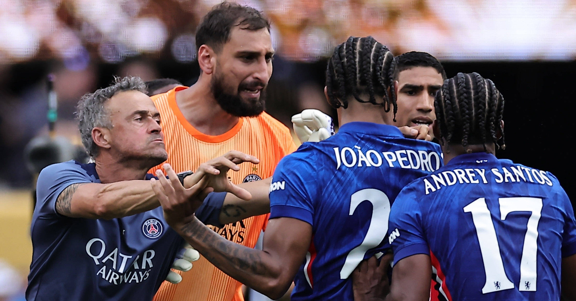 Luis Enrique tát Joao Pedro: Kẻ thua cuộc hung hăng