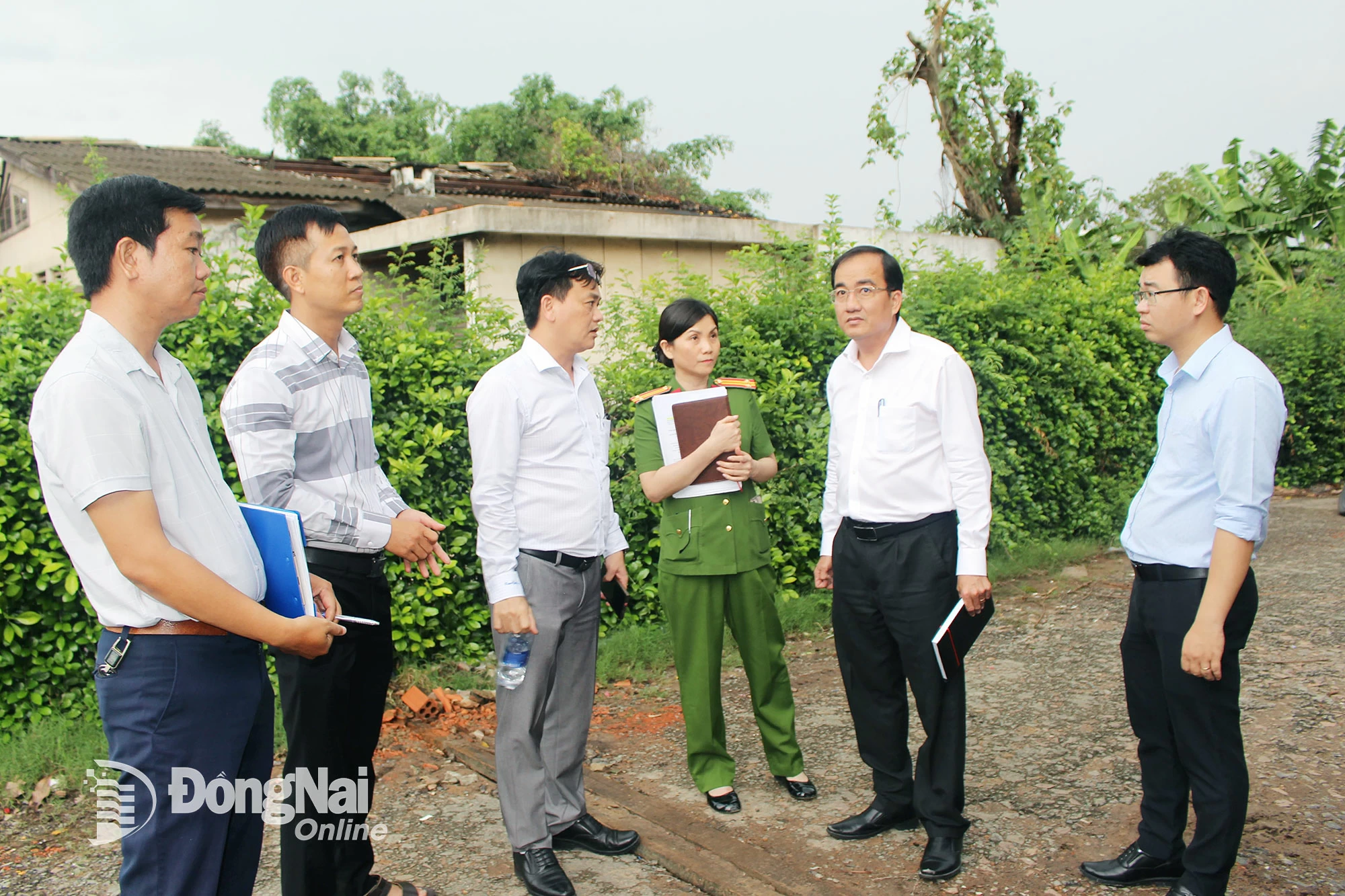 Les dirigeants du Comité populaire du quartier de Tran Bien ont inspecté les travaux de déblaiement du site du parc industriel Bien Hoa 1 dans l'après-midi du 16 juillet. Photo : Bien Hung