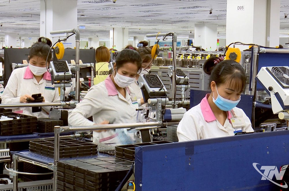 Производство электронной продукции на предприятии Hansol Electronics Vietnam Co., Ltd. (промышленный парк Йенбинь).