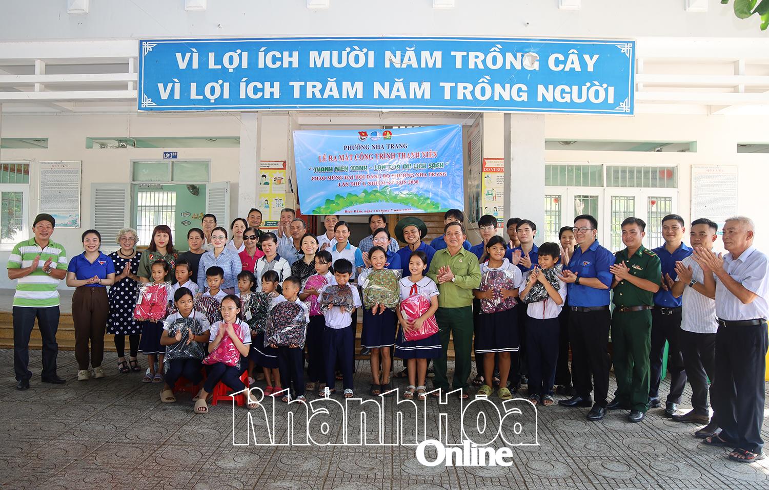 Đoàn phường Nha Trang tặng cặp sách cho các em học sinh ở đảo. 