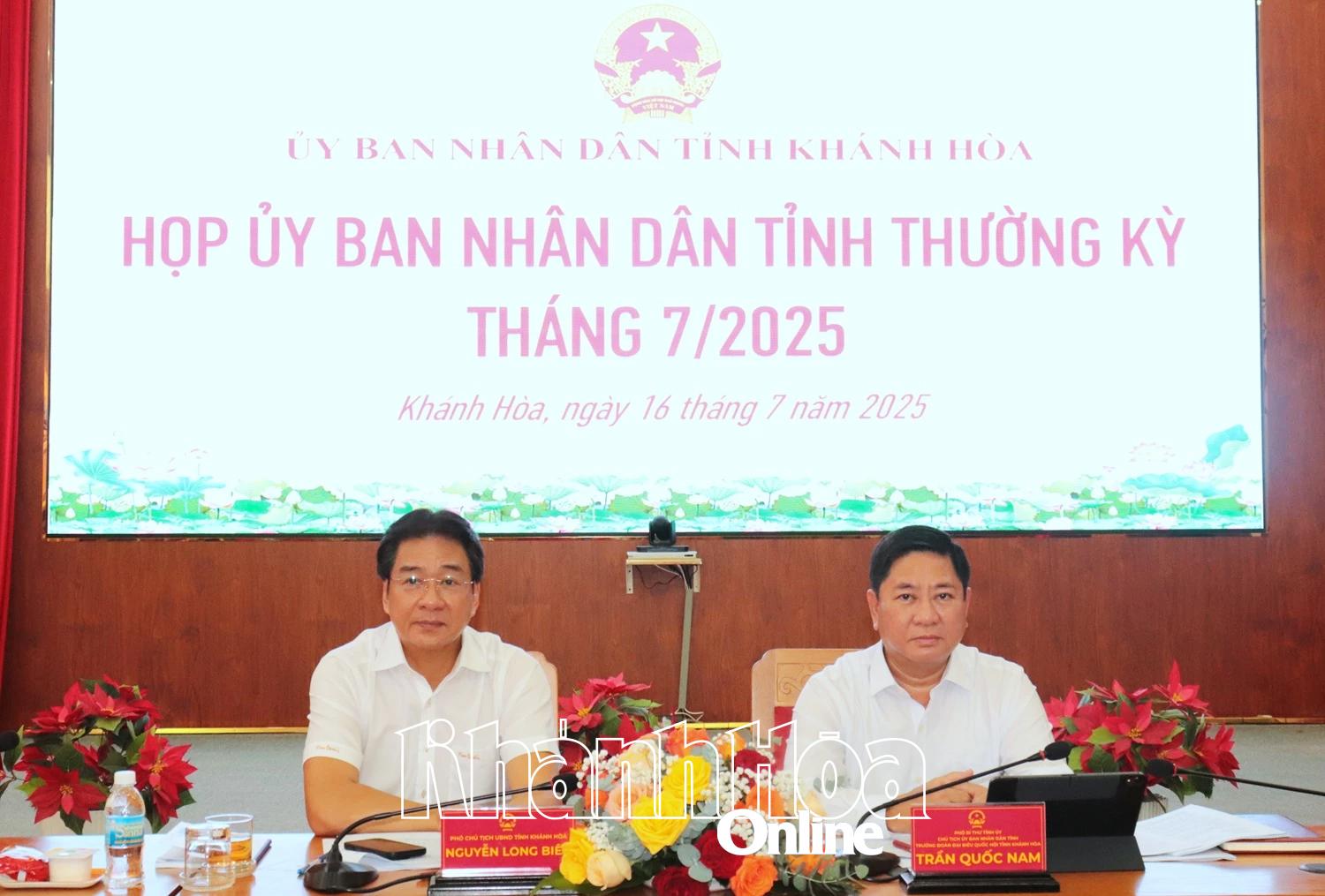Chủ trì cuộc họp.