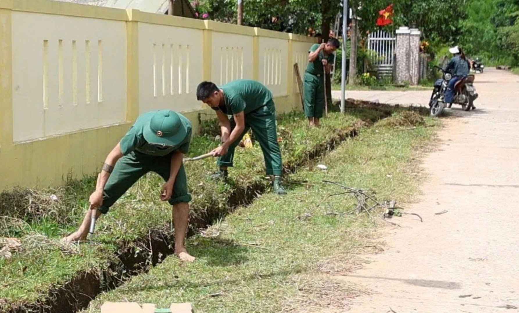 Trung đoàn 19 ra quân làm công tác dân vận tại xã Ba Lòng
