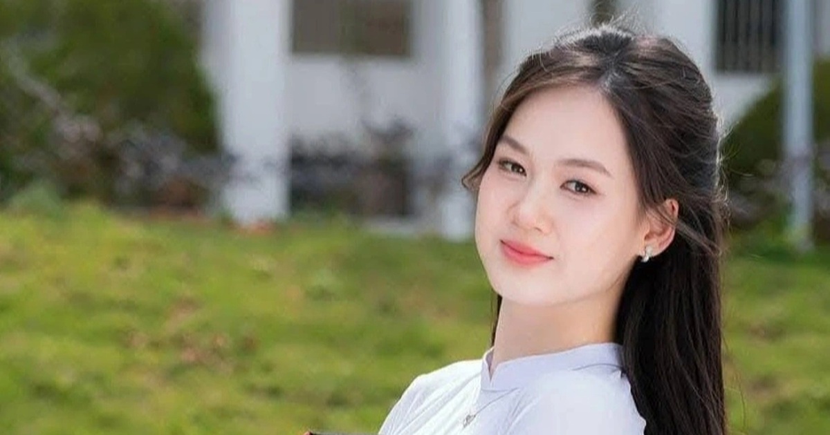 Vẻ đẹp "thanh xuân vườn trường" của nữ thủ khoa khối A00