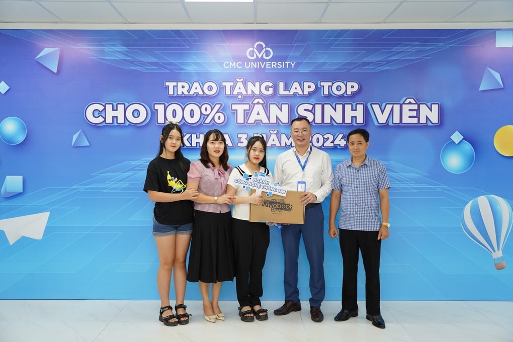 សាកលវិទ្យាល័យ ស៊ី.អឹម.ស៊ី. ផ្តល់កុំព្យូទ័រយួរដៃដល់បេក្ខជនចុះឈ្មោះតាមបំណង ១, ២, ៣ - ១