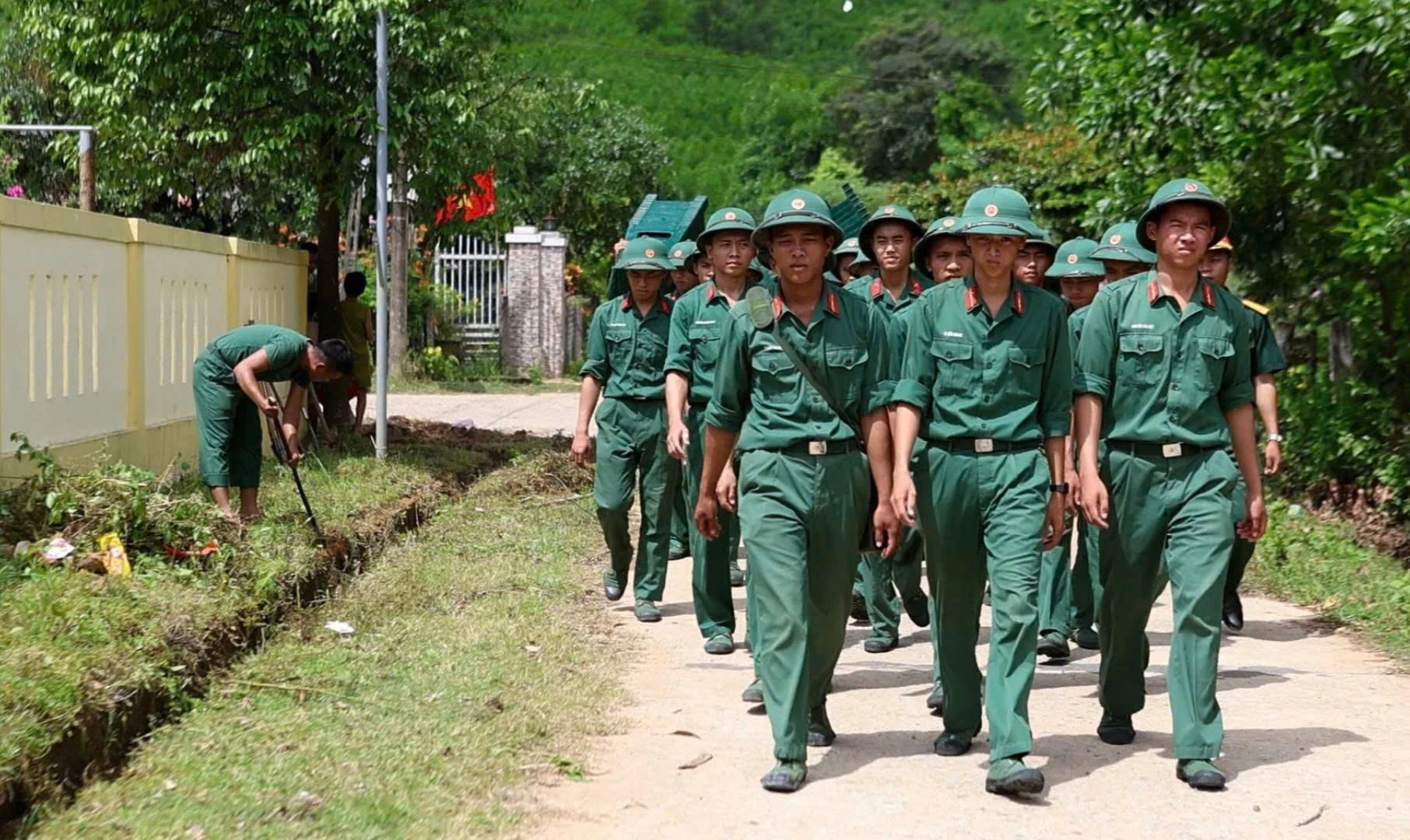 Trung đoàn 19 ra quân làm công tác dân vận tại xã Ba Lòng