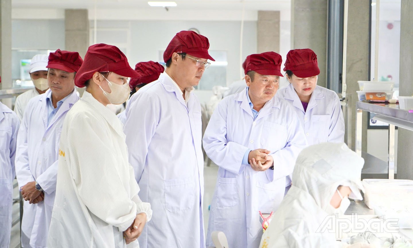 Ủy viên Ban Chấp hành Trung ương Đảng, Bí thư Tỉnh ủy, Trưởng đoàn Đại biểu Quốc hội tỉnh Đồng Tháp Lê Quốc Phong tham quan dây chuyền sản xuất tại Công ty TNHH TMDV Trí Sơn.