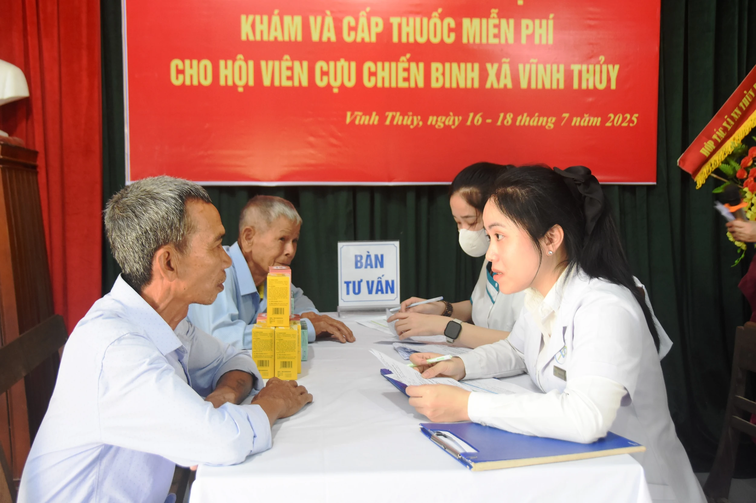 Khám, cấp phát thuốc miễn phí cho hội viên Cựu Chiến binh xã Vĩnh Thủy