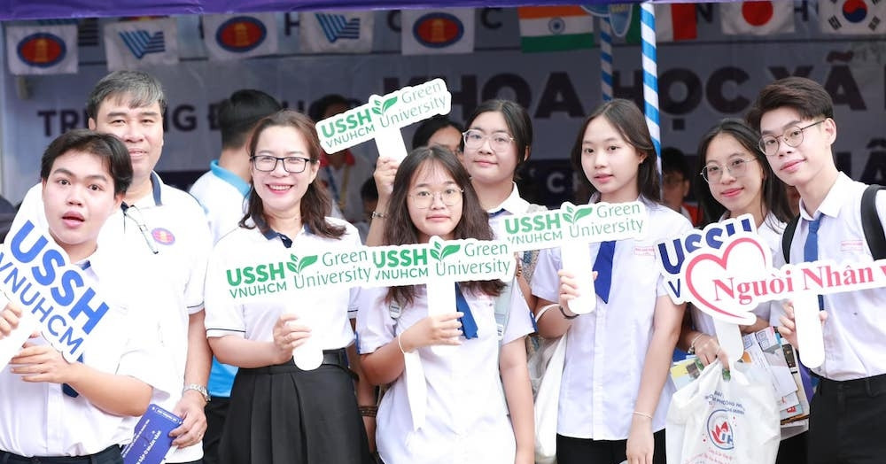 Những thí sinh đầu tiên trúng tuyển Trường ĐH Khoa học Xã hội và Nhân văn TPHCM